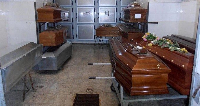 Consegnano la bara a casa, ma dentro c'è il morto sbagliato: 'scambio' di defunti a Catania