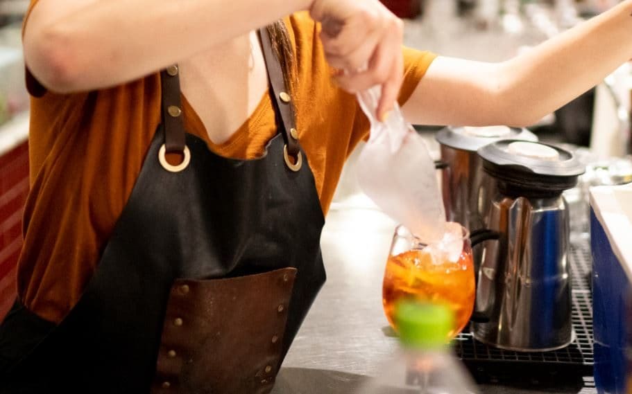 "Mancia per ferie e tette delle ragazze", alla cassa del bar a Padova spunta scritta sessista