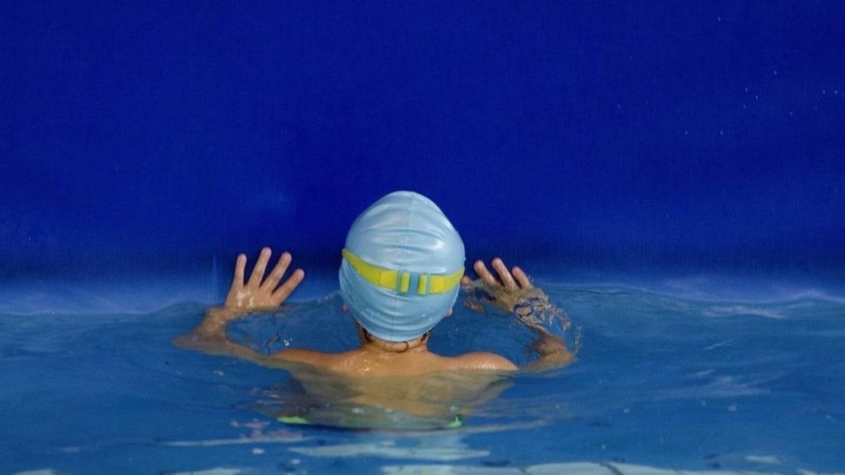 È morto il bimbo di 4 anni scivolato nella piscina comunale di Curon lunedì scorso