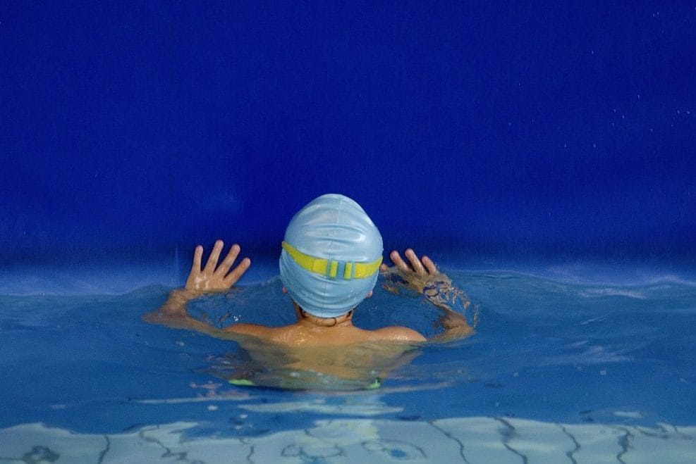 Morto il bimbo di 4 anni caduto nella piscina comunale a Curon: il decesso dopo una settimana di agonia