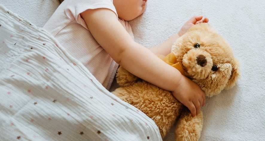 Non si sveglia dopo il riposino pomeridiano, bimbo di un anno muore all'asilo nido: tragedia a Parma