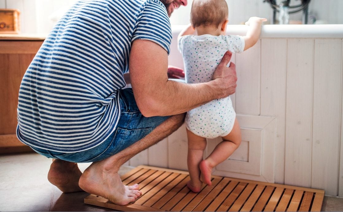 Si addormenta in vasca con la figlia in braccio e al risveglio la trova morta: "Papà devastato"