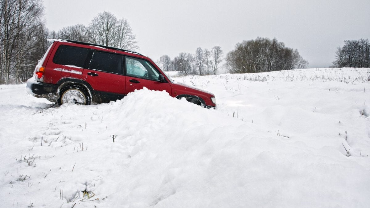 Due 24enni sono rimasti bloccati nella neve dopo aver seguito il navigatore lungo una strada chiusa