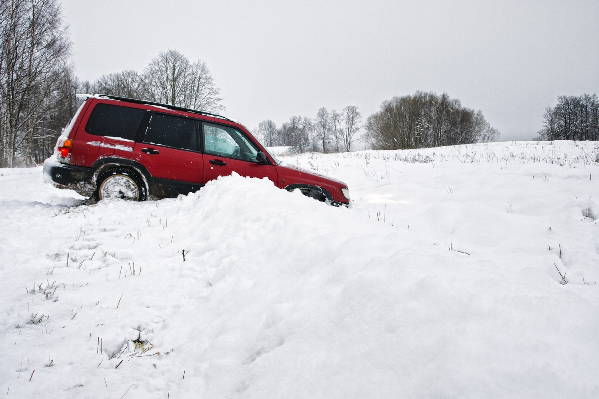 Il navigatore li porta su una strada chiusa per neve e restano bloccati: il padre va a salvarli e resta impantanato