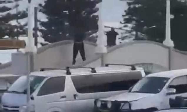 Sparatoria di massa a Sydney durante festività ebraica di Hanukkah: "Ci sono morti, state lontano da Bondi Beach"