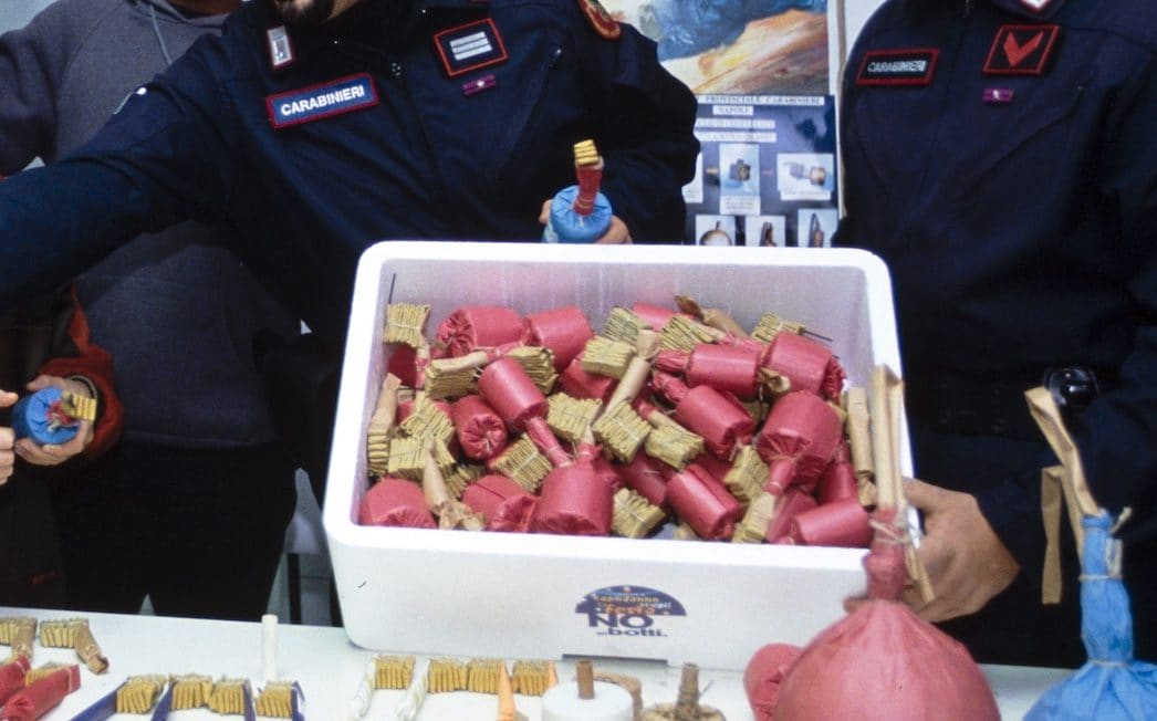 Botti Capodanno, i carabinieri spiegano perché sono pericolosi anche quelli legali: “Come vere e proprie bombe”