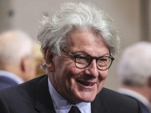 Stati Uniti vietano ingresso a 5 funzionari europei, tra cui l’ex commissario Breton: condanna dell’Ue