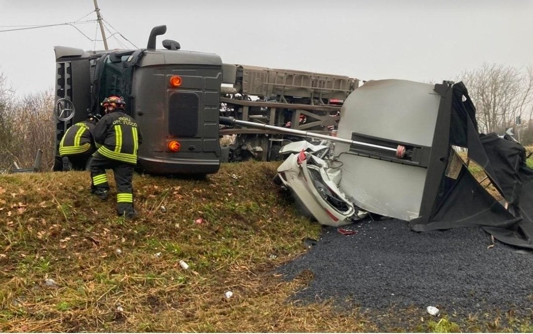 Camion si ribalta in curva e schiaccia un'auto, morta una donna: Susanna Zuffoli aveva 58 anni