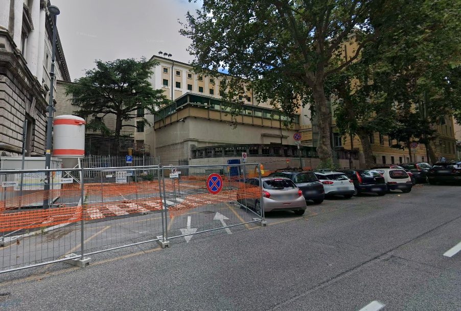 Detenuto evade saltando sui ponteggi per la ristrutturazione del carcere e fugge in strada a Trieste