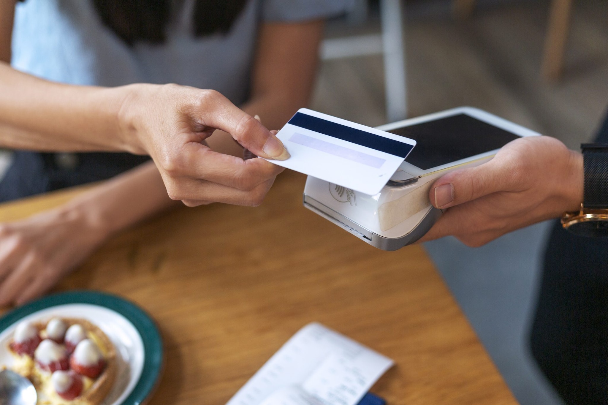 Come cambiano i controlli del Fisco su scontrini e pagamenti con carta dal 2026