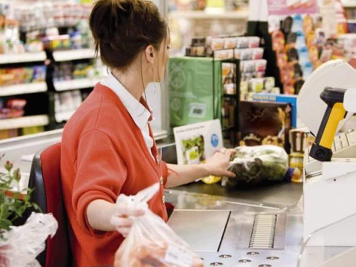 Tenta di stuprare una cassiera all'Esselunga di Firenze: "Bocca tappata per non farla gridare"