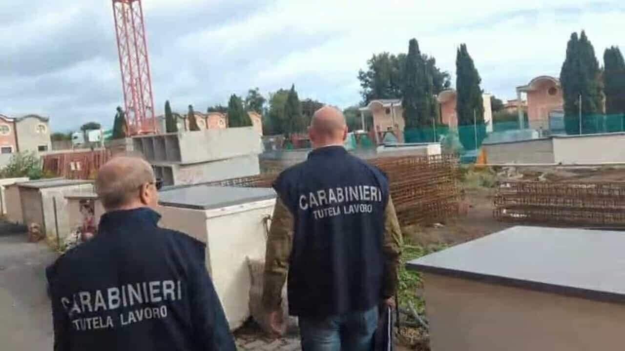Trovati pezzi di corpi nella spazzatura in discarica: l'inchiesta sul cimitero di Aci Catena