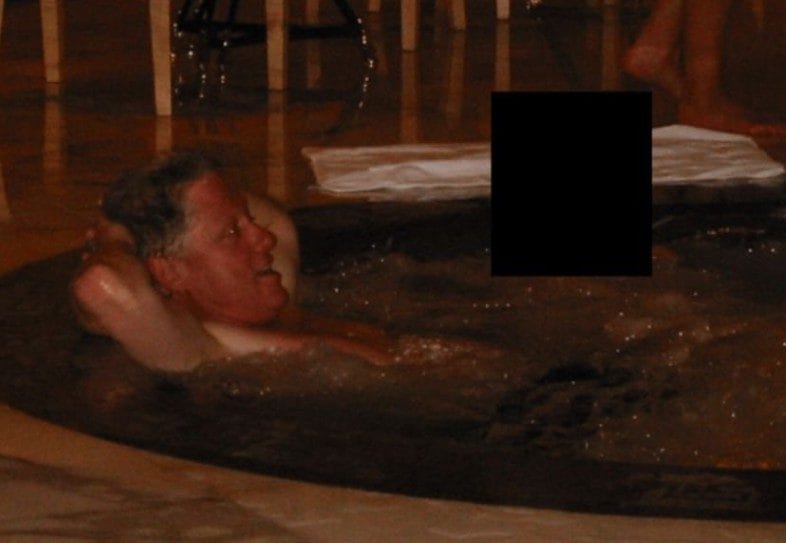 Epstein Files: Clinton nella vasca idromassaggio