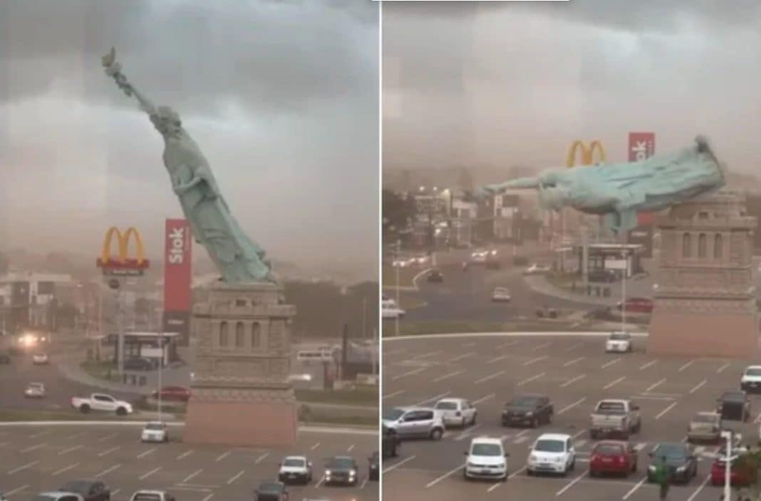 Tempesta di vento abbatte la replica della Statua della Libertà in Brasile: il video del crollo tra le auto