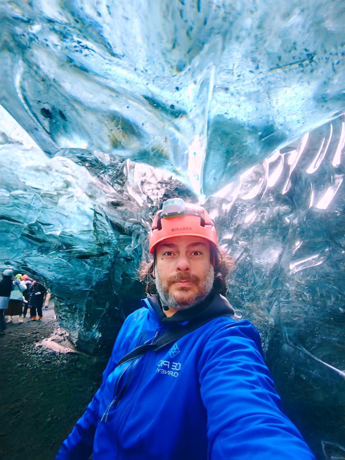 Dario è una delle tante guide straniere che lavora sull’immenso ghiacciaio di Vatnajökull