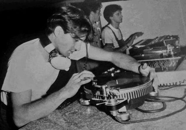 Morto Dj Mozart, Claudio Rispoli aveva 67 anni: fu pioniere del clubbing e storico resident della Baia degli Angeli