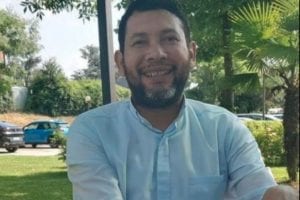 Prete accoltellato alla gola in strada a Modena tra i passanti: ferito gravemente, paura in centro