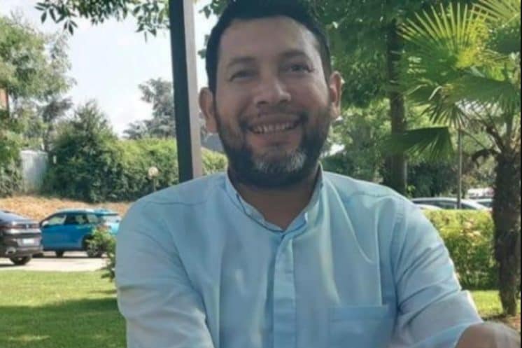 Prete accoltellato alla gola in strada a Modena tra i passanti: ferito gravemente, paura in centro