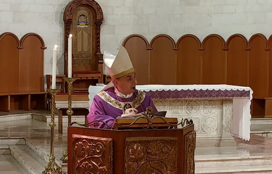 “Maria libera perché sa obbedire, ditelo alle femministe”: polemica sull’omelia di don Laterza a Conversano