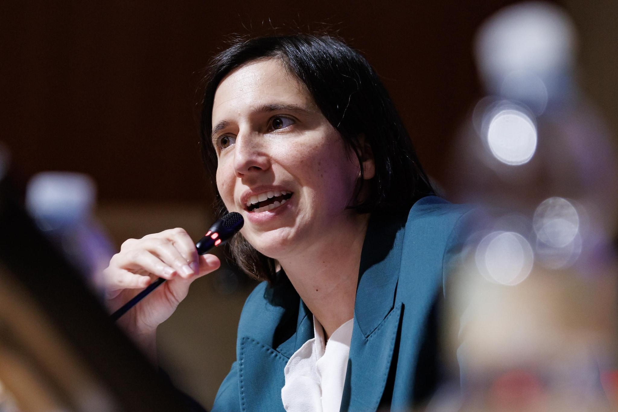 Ad Atreju si fa ironia sull'assenza di Schlein e sul mancato duello con Meloni: "Elly? chi l'ha vista?"