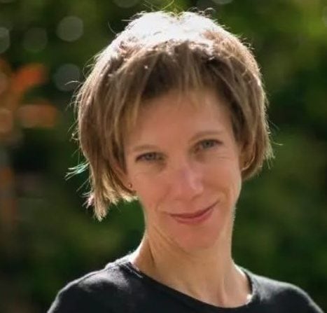 Trovati in spiaggia i resti della triatleta Erica Fox, era scomparsa una settimana fa: "Dilaniata da uno squalo"