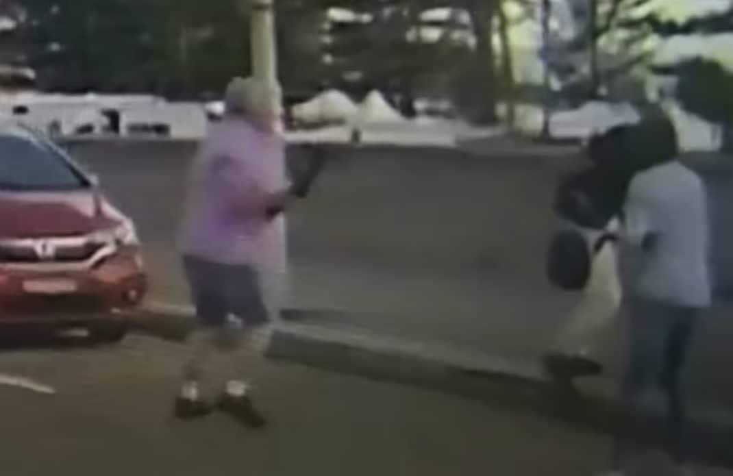 Attentato Sidney, il video del secondo eroe che ha cercato di fermare i killer: “Non va dimenticato”