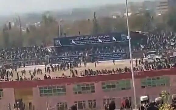 Un 13enne ha giustiziato in pubblico l’uomo che ha ucciso 13 membri della sua famiglia in Afghanistan