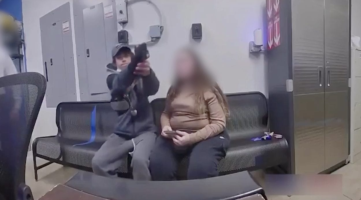 Fermato per furto in Ohio, estrae una pistola e minaccia un poliziotto: l'agente lo immobilizza, il video