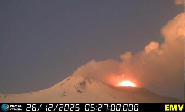 Etna in eruzione, lo spettacolo tra la neve: dalla Protezione civile allerta per possibili fontane di lava