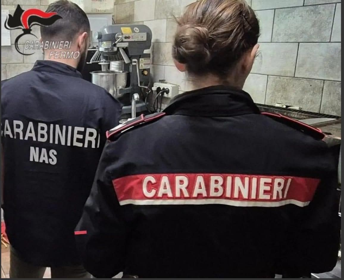 Escrementi di topo, grasso ovunque e cibo accumulato: i Nas chiudono un ristorante a Fermo