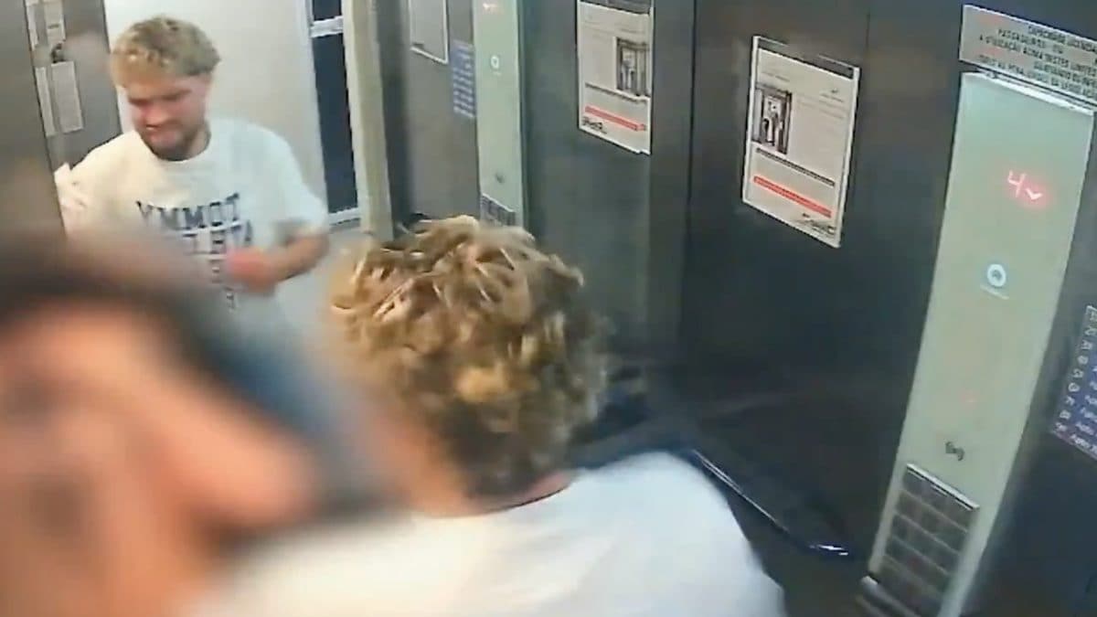Fermo immagine del video che ha immortalato l’aggressione in ascensore.