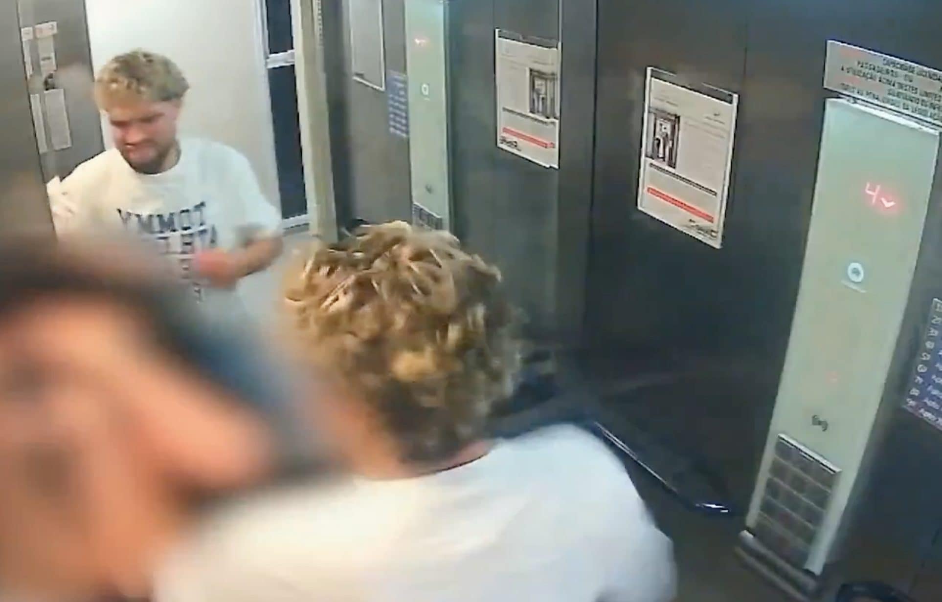 Pugni in faccia, calci e ginocchiate: il video della brutale aggressione alla fidanzata in ascensore