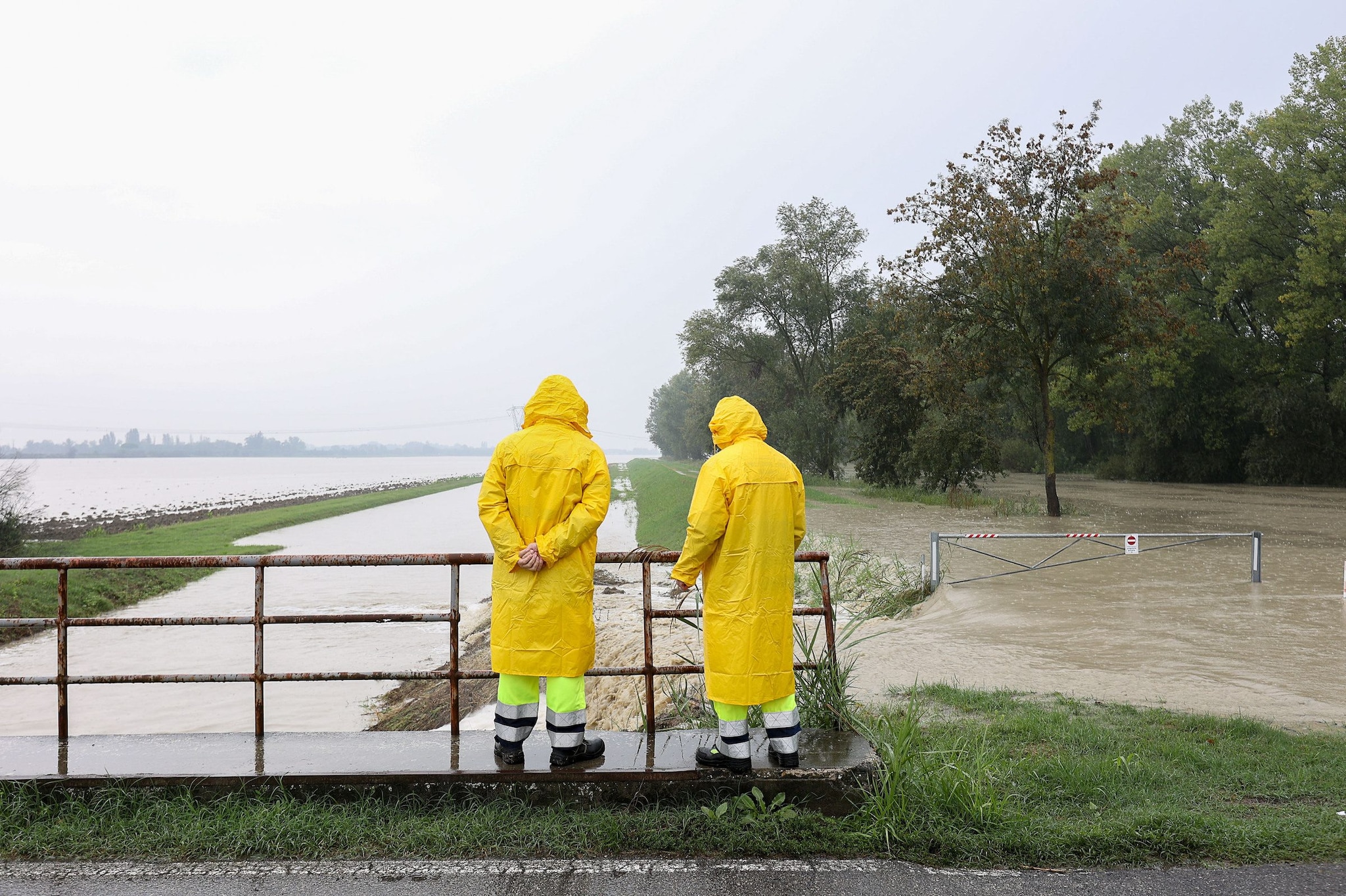 Maltempo Emilia Romagna, fiumi in piena, famiglie isolate e strade chiuse: oggi è allerta arancione