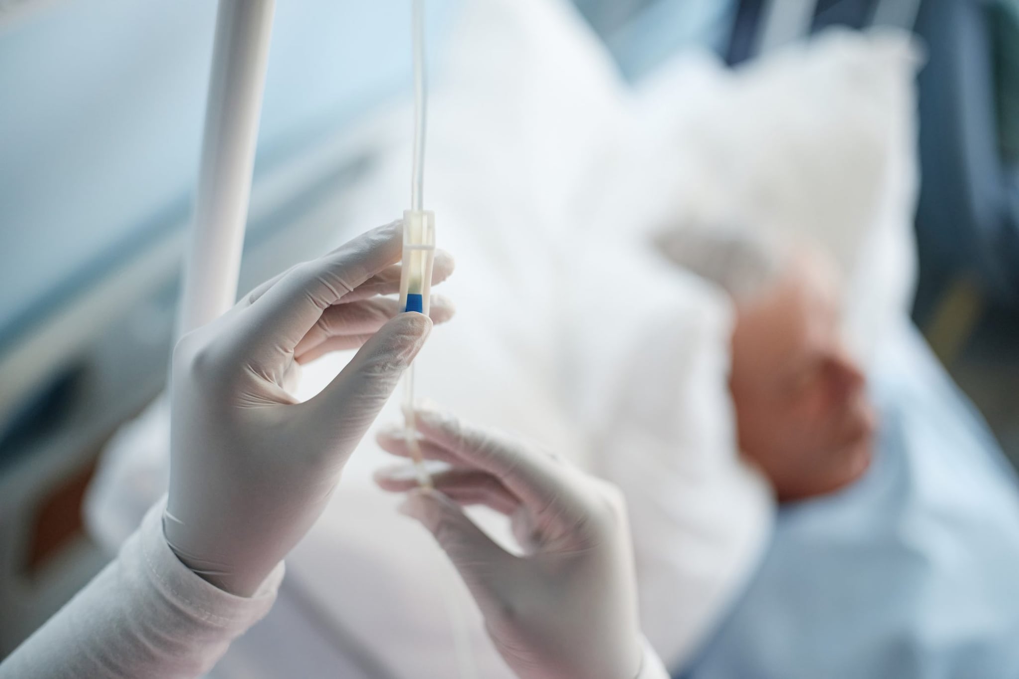 Anestesista avvelena 30 pazienti e ne uccide 12 contaminando le flebo, condannato all’ergastolo in Francia