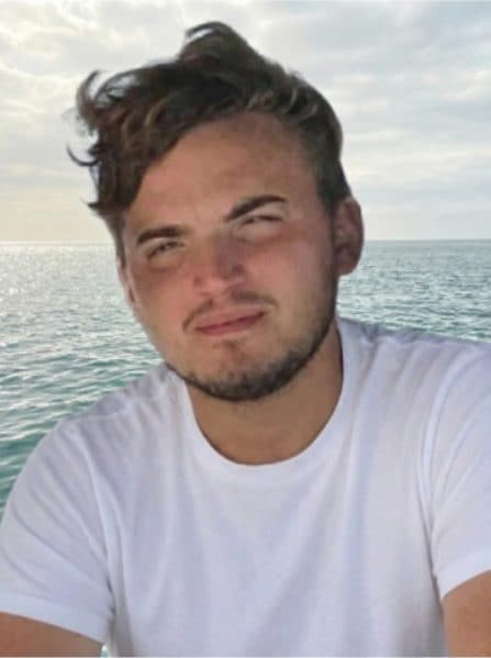 Muore nel sonno a 27 anni mentre è a Barcellona: l'ultimo viaggio con gli amici prima di trasferirsi a Milano