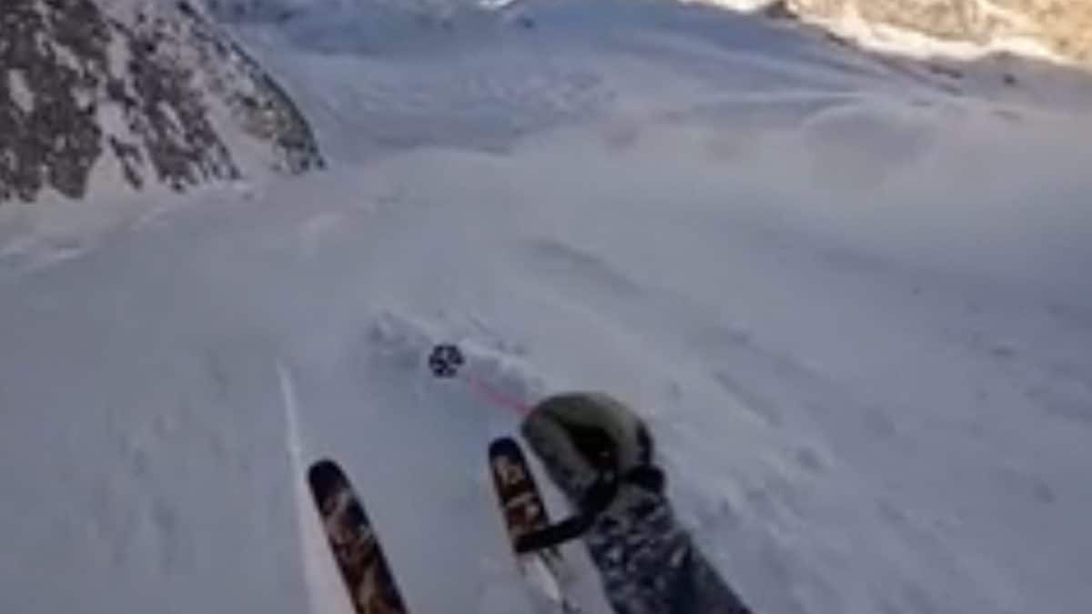 Un fermo immagine del video ripreso dal ragazzo che sciando fuoripista ha provocato una valanga.