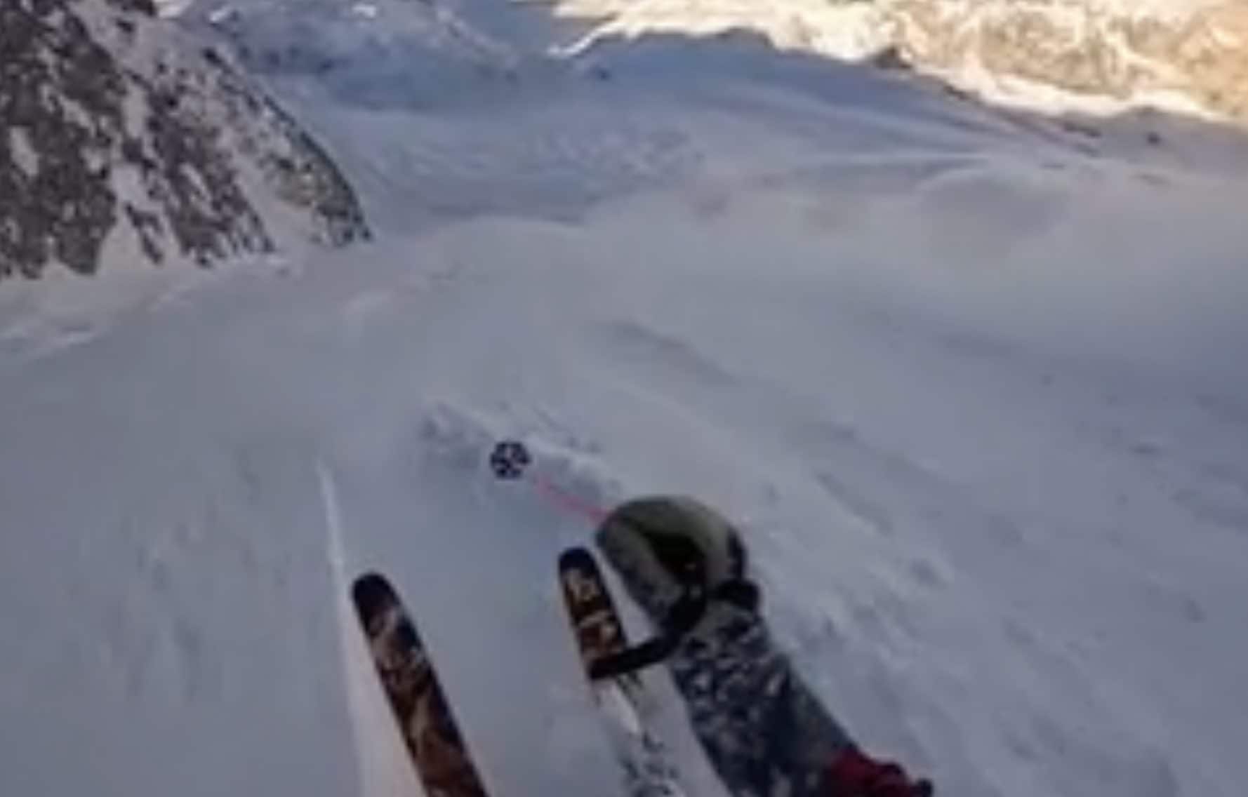 Fa un fuoripista e provoca una valanga, la scena ripresa dalla telecamera sul casco del 21enne: il video