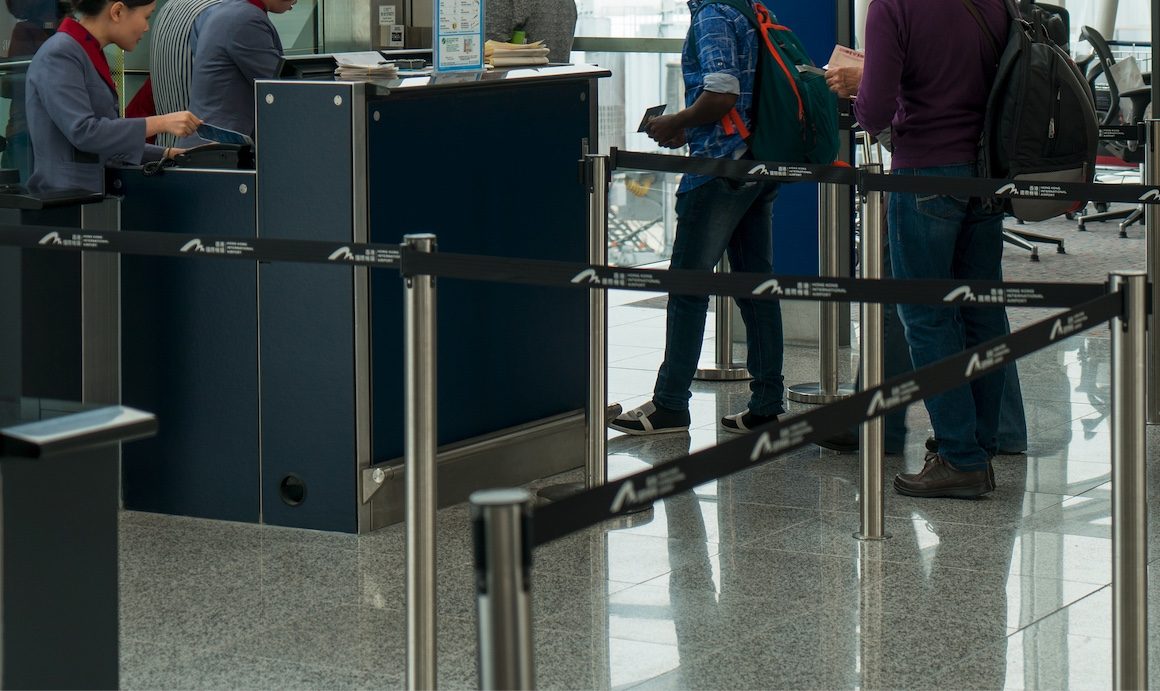 Si accoda a una famiglia e sale sull'aereo senza biglietto e passaporto: beccato solo perché l’aereo è pieno