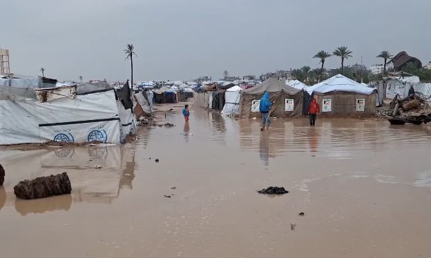 Gaza travolta da pioggia e vento: migliaia di tende distrutte, bambini e famiglie senza riparo