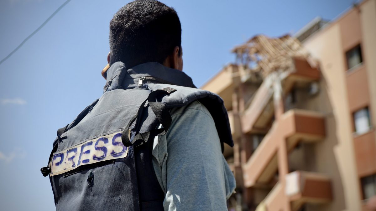 Il giornalista Ibrahim Kannan, 53 anni, ferito a una gamba durante gli attacchi israeliani, ha continuato a lavorare in condizioni difficili da una tenda allestita di fronte all’ospedale Nasser a Khan Yunis, Gaza (Foto di Abdallah F.s. Alattar/Anadolu – Getty Images)
