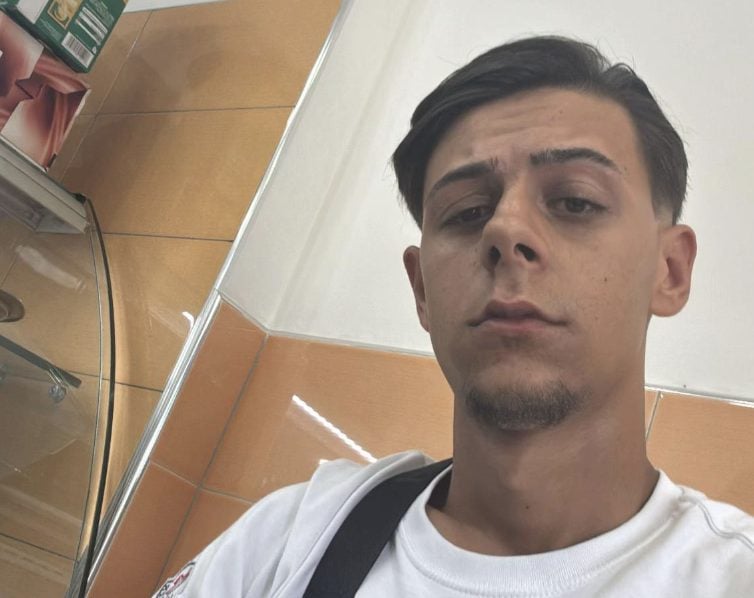 Perde il controllo dell'auto e si schianta contro un albero, Giuseppe muore a 18 anni