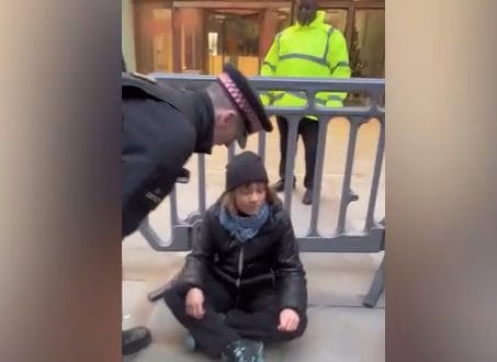 Greta Thumberg arrestata a Londra durante un raduno Pro-Pal, il video: "Mi oppongo al genocidio"