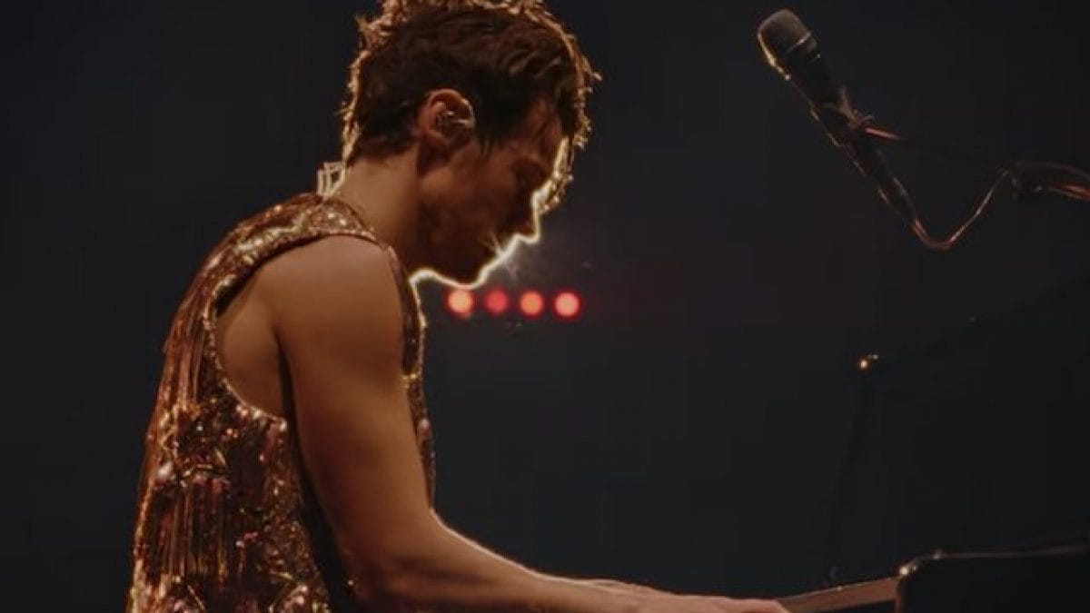 Harry Styles mentre esegue Forever, forever