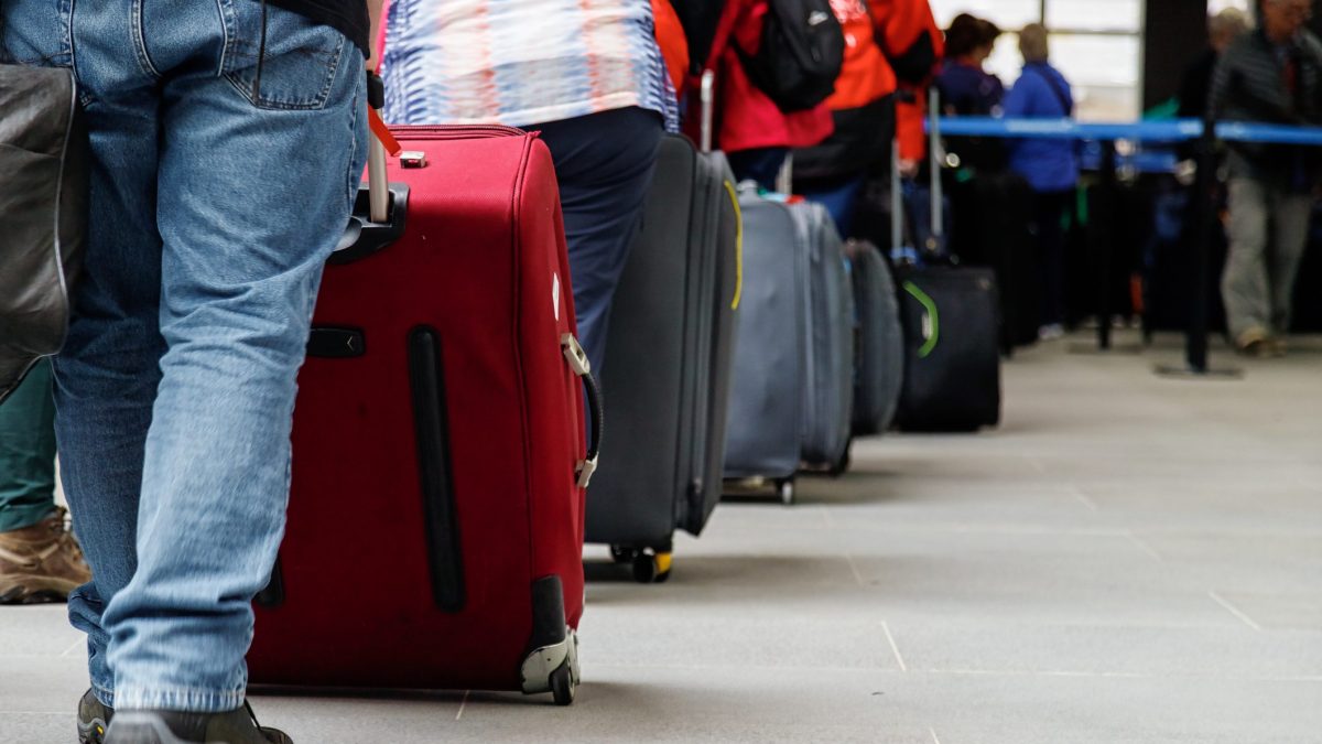 All’aeroporto di Catania un uomo è stato fermato con oltre 200 dosi di droga nelle mutande