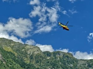 Chiede aiuto e poi scompare sulle Dolomiti, sul posto operatori ed elicotteri: “Ma potrebbe essere uno scherzo”