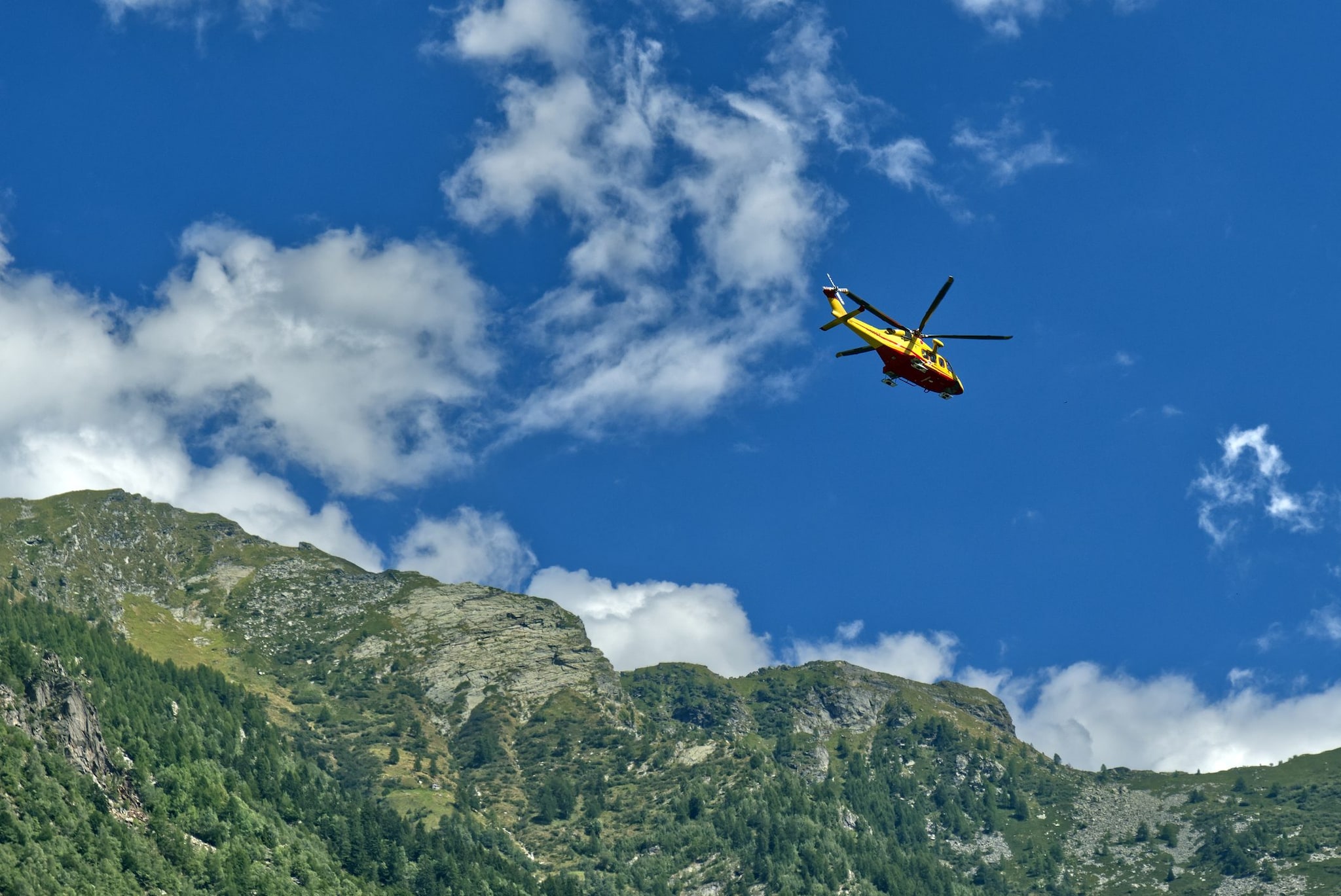 Chiede aiuto e poi scompare sulle Dolomiti, sul posto operatori ed elicotteri: "Ma potrebbe essere uno scherzo"