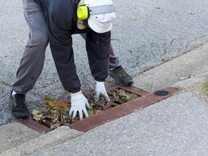 Rubava i tombini dalle strade per vendere il ferro: ladro scoperto e denunciato nel veronese