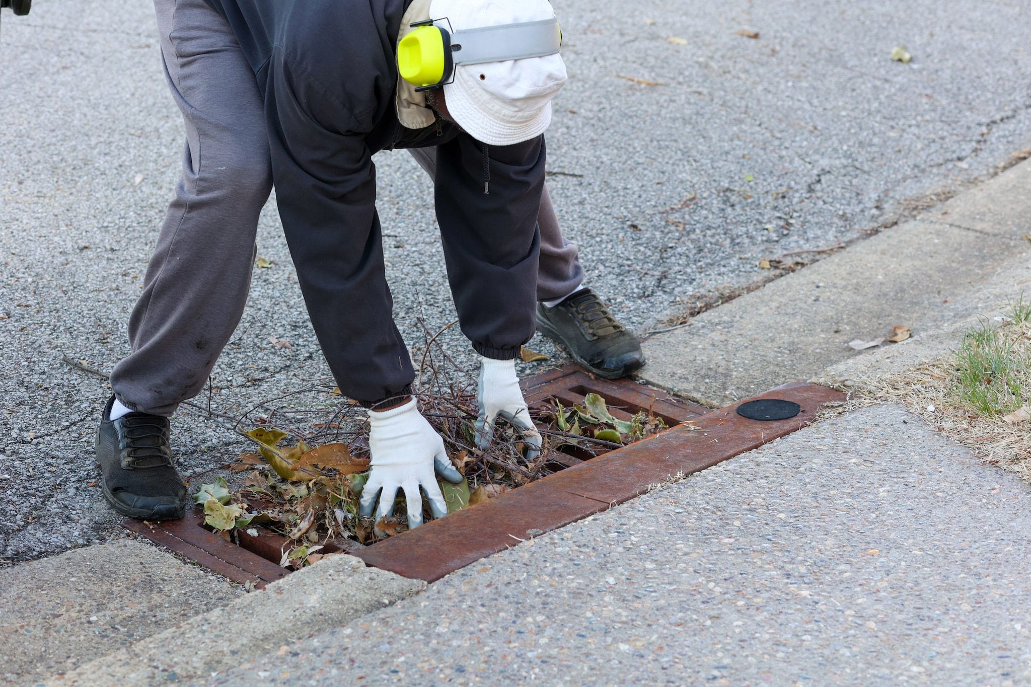Rubava i tombini dalle strade per vendere il ferro: ladro scoperto e denunciato nel veronese