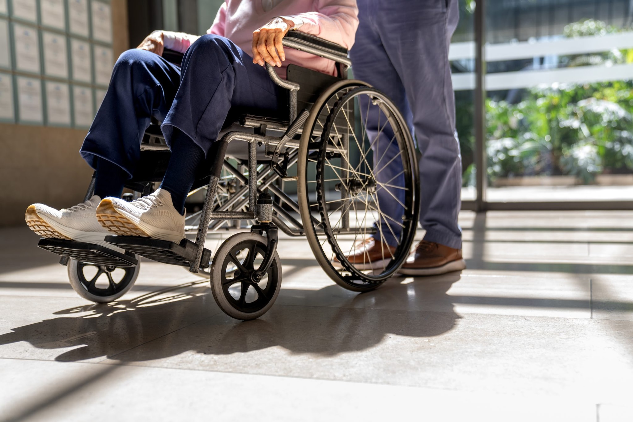 Cercano di imbarcare la nonna morta in sedia a rotelle su volo EasyJet: aereo bloccato prima del decollo
