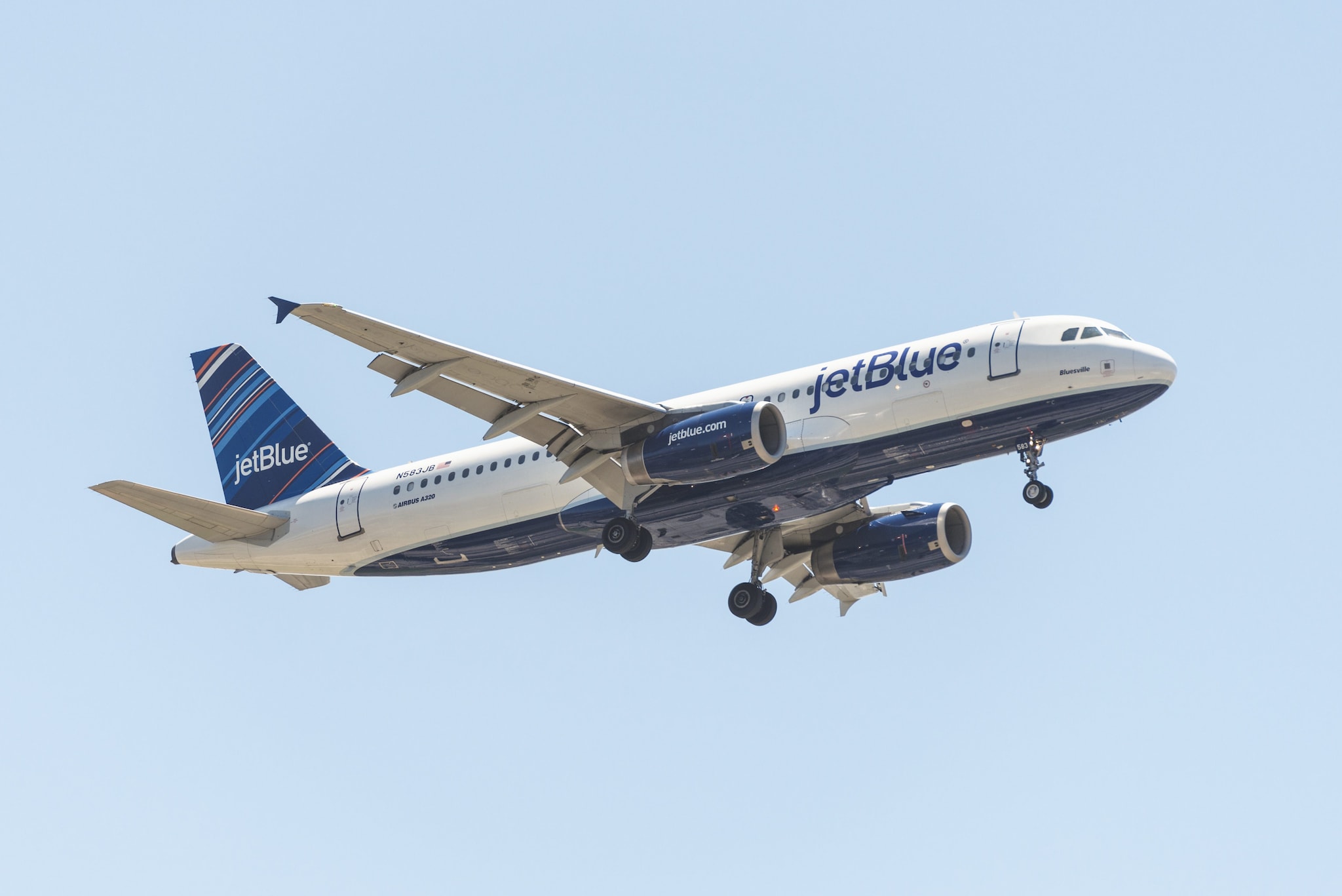 Tragedia sfiorata nei cieli: volo JetBlue a un passo dalla collisione con un aereo militare USA nei Caraibi